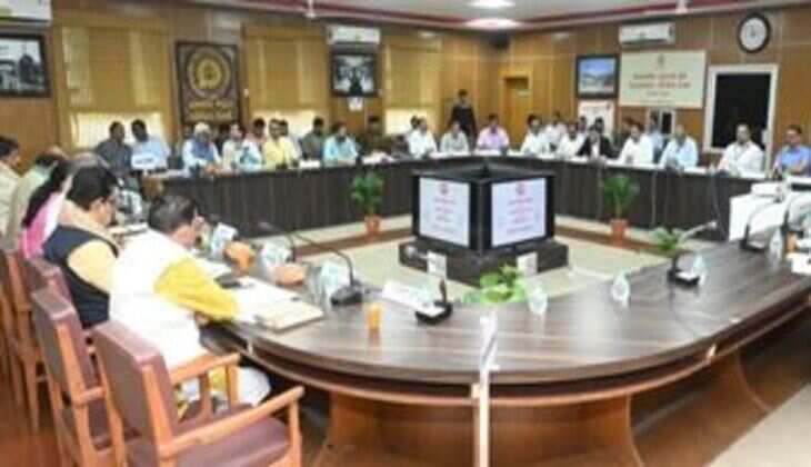 Passenger facilities : पश्चिम रेलवे में बढ़ाई जा रही है यात्री सुविधाएं;उज्जैन और इंदौर के रेलवे स्टेशनो का होगा पुनर्विकास ; पश्चिम रेलवे महाप्रबंधक ने सांसदों के साथ बैठक में दी जानकारी