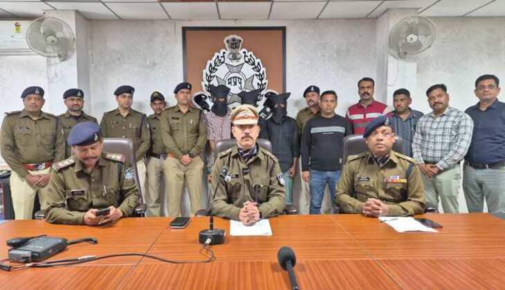 Theft Solved : दीनदयाल नगर के सूने घर में हुई लाखों की चोरी का 24 घण्टों के भीतर खुलासा,घर के नौकर ने ही की थी चोरी,तीन आरोपी गिरफ्तार,65 लाख के जेवरात और नगदी बरामद