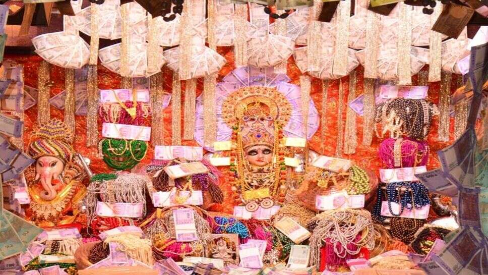 रतलाम के महालक्ष्मी मंदिर में नोटों और जेवरातों से सजावट की तैयारी शुरू: धनतेरस से पांच दिनों तक होंगे दर्शन