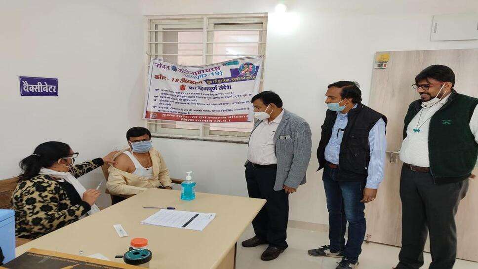 Corona vaccine/कलेक्टर गोपालचंद्र डाड ने भी कोरोना का टीका लगवाया