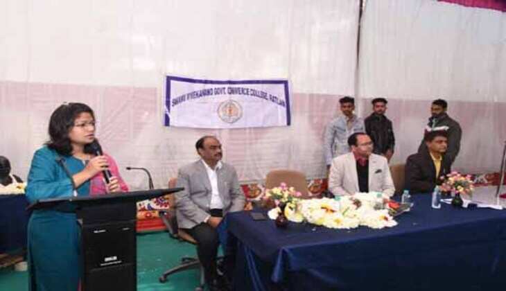 कलेक्टर श्रीमती रुचिका चौहान ने कॉमर्स कॉलेज में महात्मा गांधी स्तंभ का अनावरण किया