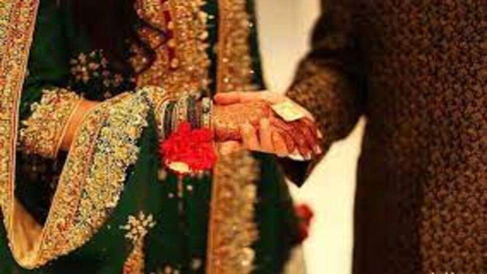 प्रेमी की घर में एंट्री करवाने के लिए महिला ने अपनी बेटी से करवाई प्रेमी की शादी , मौका मिलते ही 27 साल के दामाद के साथ भाग गई सास