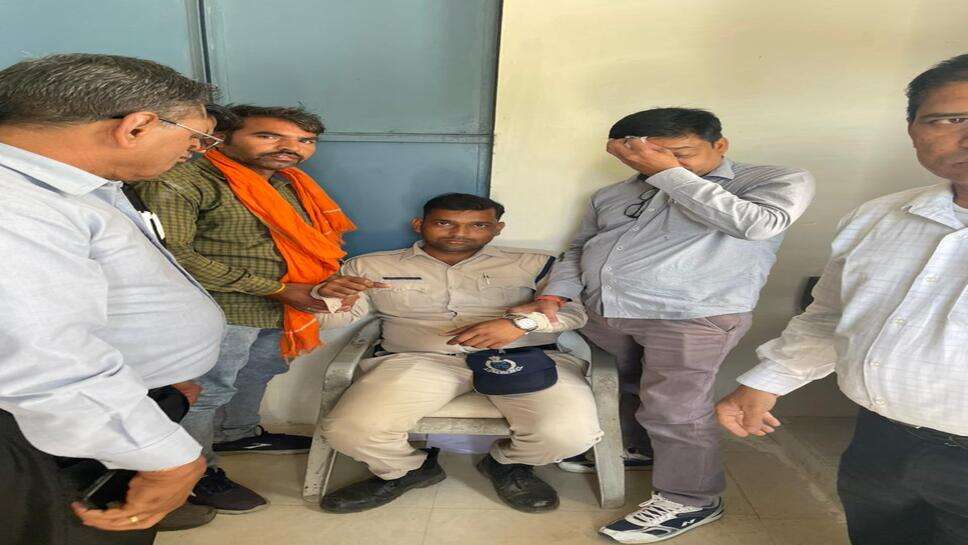 Bribe/जेल में पदस्थ आरक्षक 3 हजार की रिश्वत लेते हुए पकड़ा ,जेल की सुविधा के नाम पर फ़रियादी से मांगता था रिश्वत