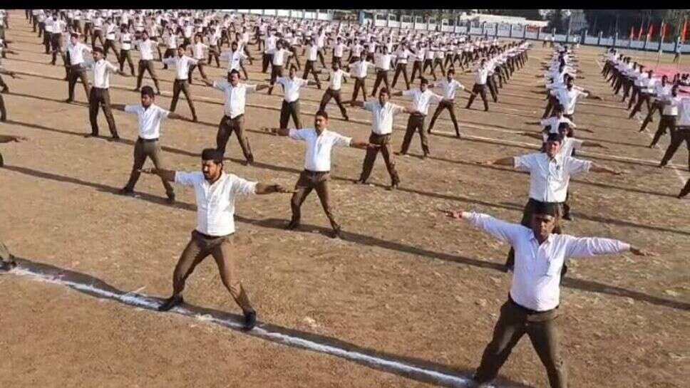 रतलाम / राष्ट्रीय स्वयंसेवक संघ का आज ''प्रकट उत्सव'' कार्यक्रम में प्रचारक श्री विस्पुते ने कहा - संघ को आपकी प्रशंसा नहीं समाज में आपकी भूमिका चाहिए( देखिये वीडियो)
