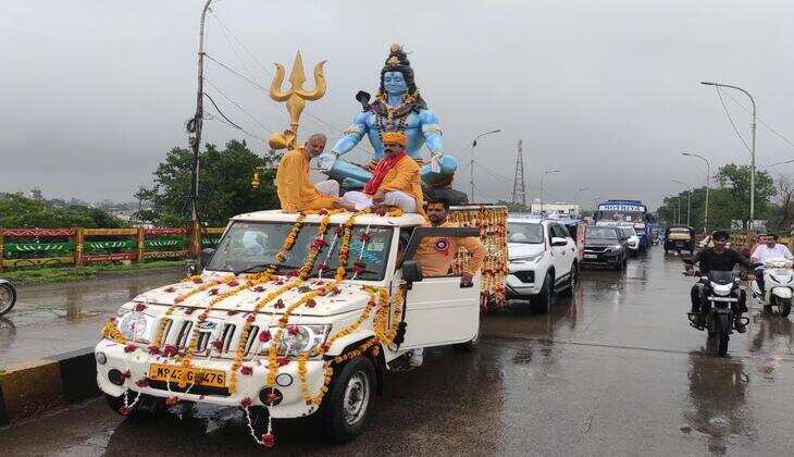 रतलाम से पहली बार शहर भ्रमण कर उज्जैन महाकाल तीर्थ के लिए निकली यात्रा - शहरवासियों के लिए प्रकाश प्रभु राठौड़ परिवार की पहल - सावन के प्रत्येक सोमवार को कराई जाएगी निशुल्क यात्रा