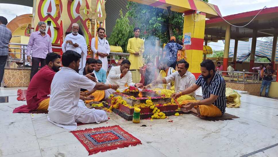 Maa Baglamukhi : नलखेड़ा में मां बगलामुखी मंदिर के पास बिजली गिरी, मंदिर के गर्भगृह में नक्काशी के कांच गिरे,पंखे जले, तहसीलदार ने हवन कर प्राकृतिक आपदा से बचाव एवं सर्वे भवन्तु सुखिन की प्रार्थना की