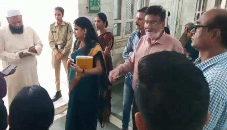 रतलाम में बालिकाओं के अवैध मदरसे को लेकर बाल आयोग और जिला प्रशासन आमने सामने,आयोग सदस्य डा. निवेदिता शर्मा ने कहा बन्द किया जाए मदरसा,जिला प्रशासन को नही दिखी अनियमितता (देखिये निरीक्षण का लाइव विडियो)