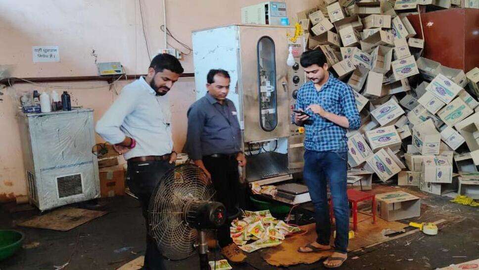 खाद्य औषधि प्रशासन के अमले द्वारा आलोट क्षेत्र में बड़ी कार्रवाई,अत्यधिक गंदगी और अनियमितता पाए जाने पर सेव निर्माण भट्टी को किया सील