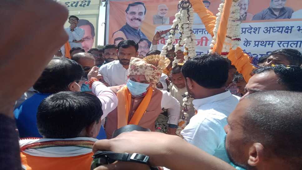 Ratlam/ प्रदेश अध्यक्ष विष्णु दत्त शर्मा को ग्रामीण युवा नेता द्वारा मिठाई से तोला गया