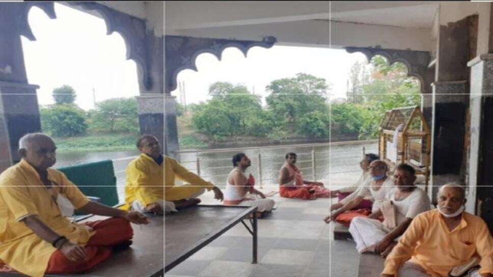 उज्जैन:फायर फायटर से धूला बाबा महाकाल का मंदिर