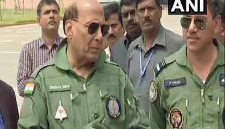 तेजस से उड़ान भरने के बाद राजनाथ सिंह बोले- दूसरे देश भी कर रहे तेजस की डिमांड