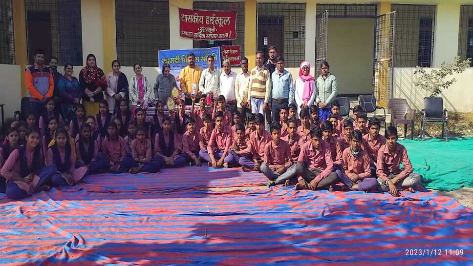 शासकीय हाई स्कूल इसरथुनी में धूमधाम से मनाई गई स्वामी विवेकानंद जयंती