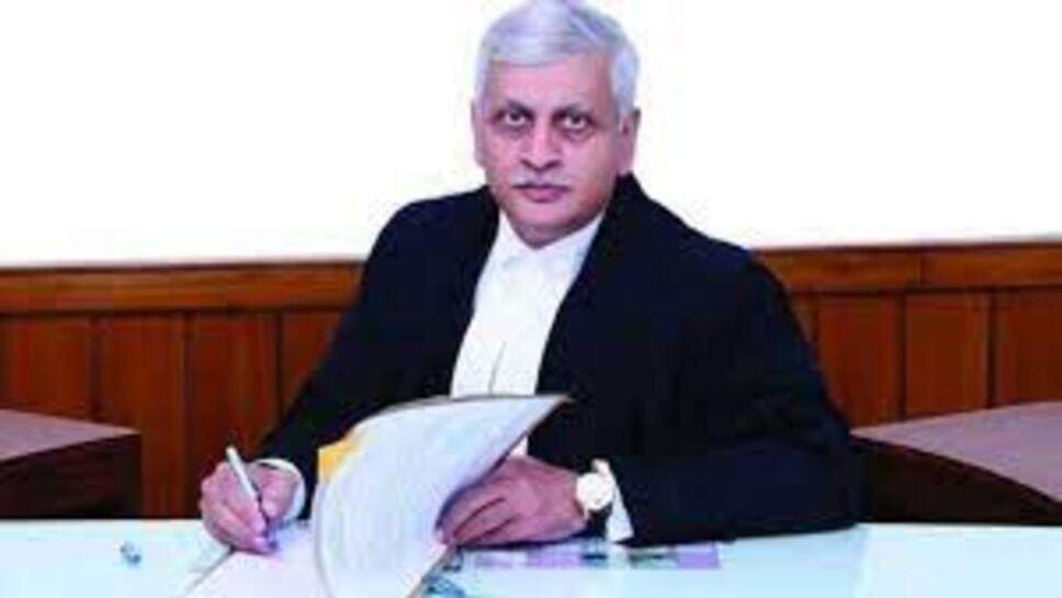 Supreme Court : चीफ जस्टिस का पद संभालते ही एक्शन में यूयू ललित, पहले ही दिन 900 याचिकाओं को किया सूचीबद्ध