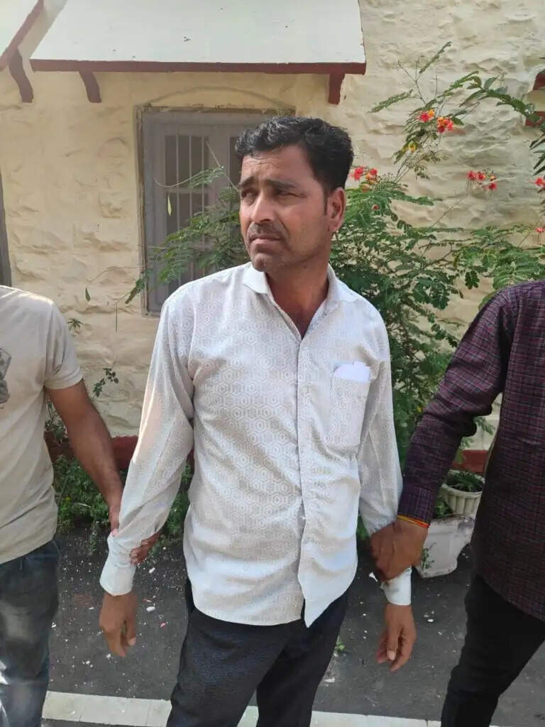 Red Handed Trapped : मारपीट के प्रकरण में कार्यवाही नहीं करने के लिए सब इन्स्पेक्टर के लिए 30 हज़ार की रिश्वत लेता रंगे हाथो धराया सब इंस्पेक्टर का साथी