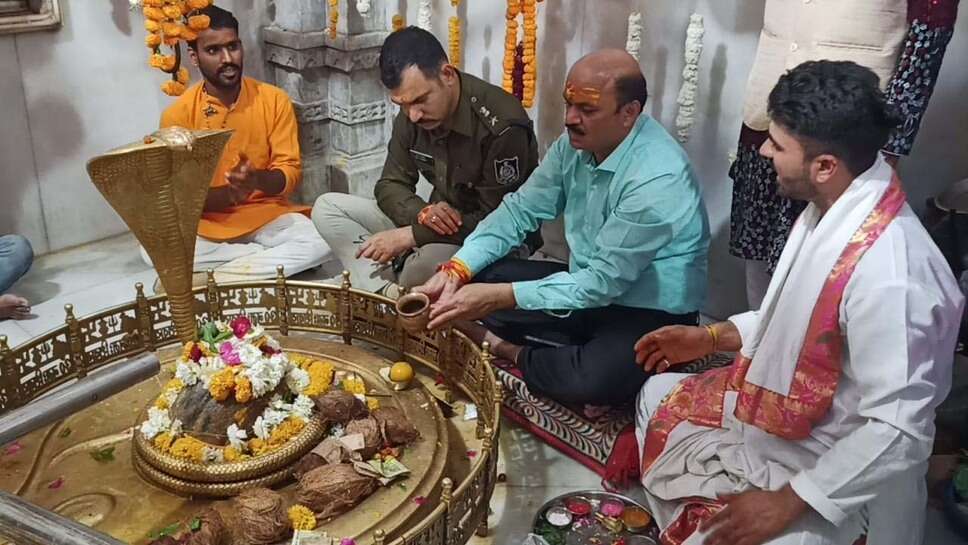 महाशिवरात्रि के अवसर पर कलेक्टर, एसपी ने आलोट क्षेत्र में मंदिरों में पूजन अर्चन किया