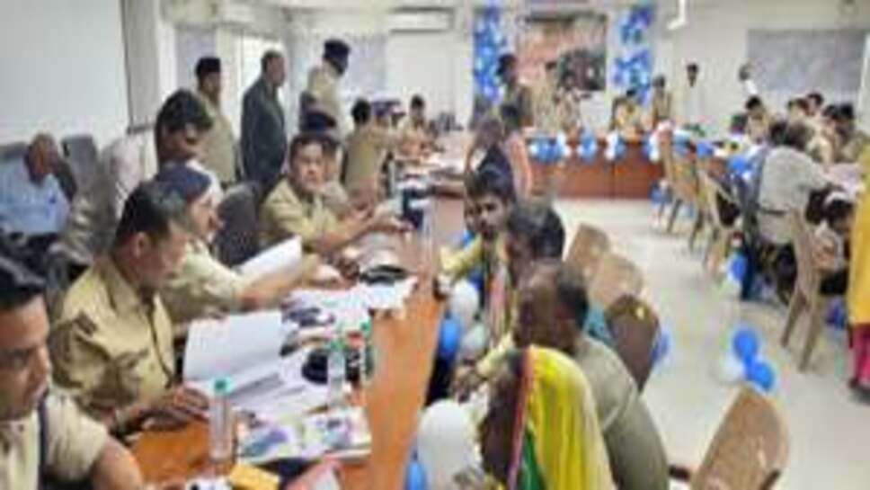 रतलाम / पुलिस अधीक्षक कार्यालय में हुआ जनसुनवाई एवं सी एम हेल्पलाइन शिकायत का निराकरण,17 सी एम हेल्पलाइन शिकायतों का किया निराकरण