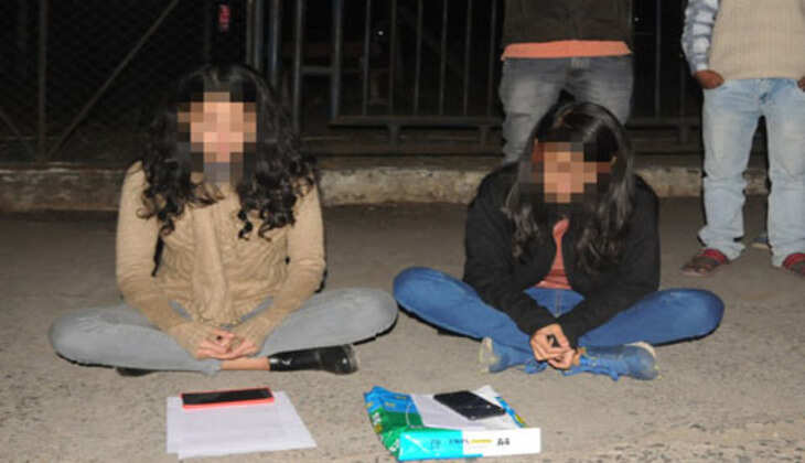 MCU के गेट पर बैठी छात्राएं बोलीं- एचओडी पूछते हैं हमसे बॉयफ्रेंड का नाम