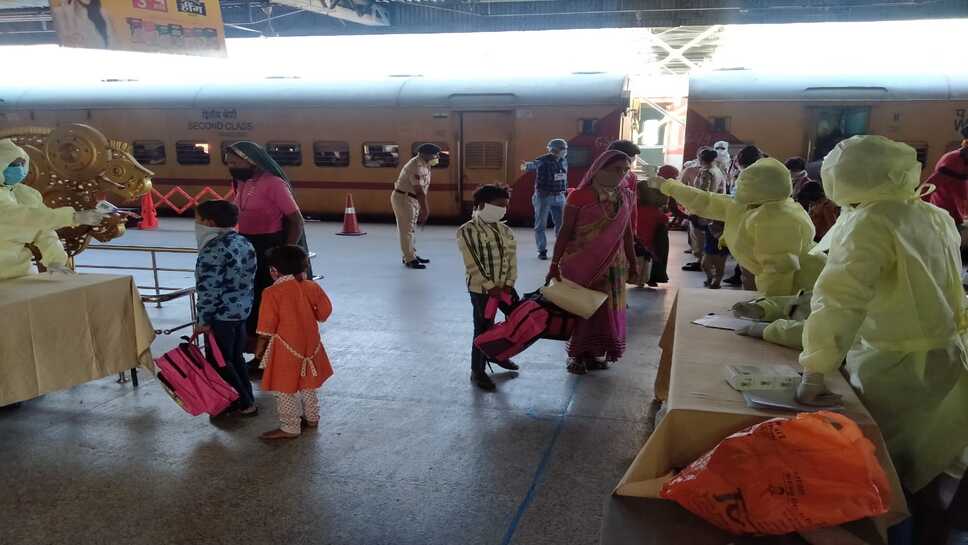 17 मई की सुबह विशेष ट्रेन से 120 श्रमिक रतलाम आकर गृह जिलों को रवाना हुए