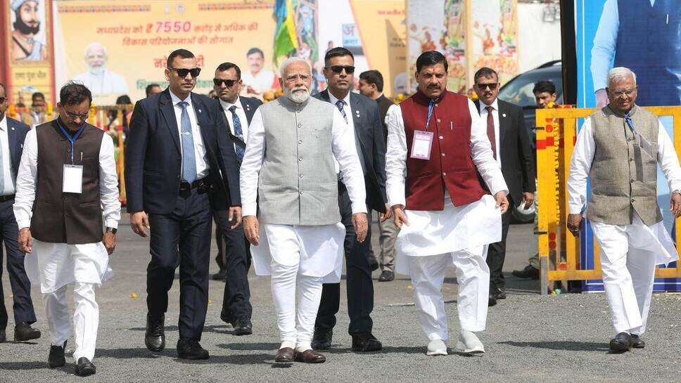 झाबुआ पहुंचे पीएम मोदी, करोड़ाें रुपये की विकास परियोजनाओं की शुुरुआत की, रतलाम-धार के 1011 गांव को पानी मिलेगा