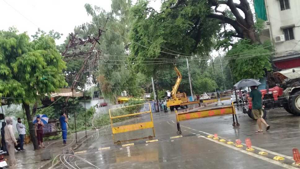 शास्त्री नगर में पेड गिरा,विद्युत प्रदाय बाधित,न्यू रोड का आवागमन भी रोका