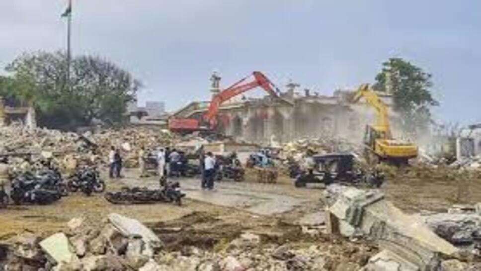 सोमनाथ में अवैध निर्माणों पर चले 36 बुलडोजर, खाली कराई गई करोड़ों की अवैध जमीन, गिरफ्तार किए 135 लोग