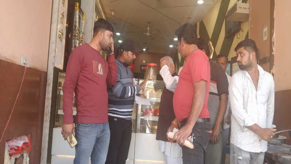 रतलाम / बारात स्वागत फर्री उड़ाने वाले व डिस्पोजल उपयोग करने पर 2 दुकानदारों पर जुर्माना