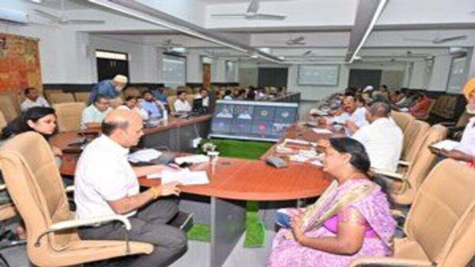 रतलाम / ताकत के बल पर मुझे प्लाट से बेदखल कर दिया, तीन साल से ज्यादा समय हो गया पुत्री का मृत्यु प्रमाण पत्र नहीं मिला, कलेक्टर ने जनसुनवाई में समस्याओं को सुना