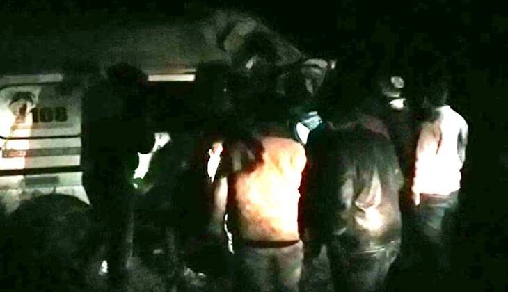 Accident in : देवास बायपास पर डंपर डिवाइडर तोड़ दूसरी ओर चल रहे लोडिंग से जा भिड़ा, पांच की मौत