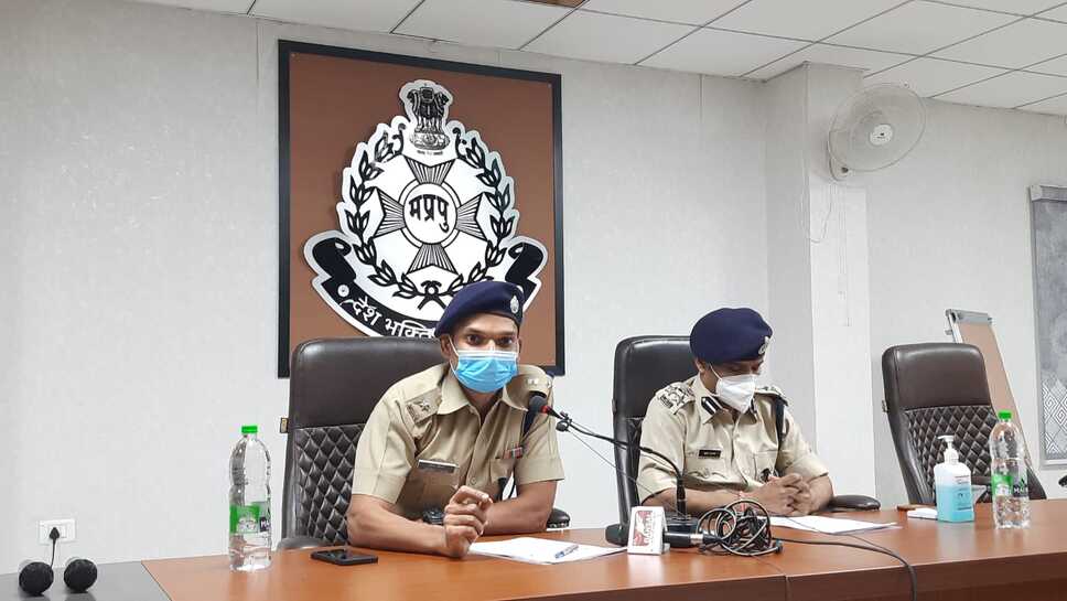 SP Press Conference : तिहरे हत्याकाण्ड में एक महिला समेत कुछ छ: आरोपी गिरफ्तार,जमीन विवाद के चलते काका ने ही कर दी भतीजे व उसके बेटों की हत्या (देखिए लाइव विडीयो)