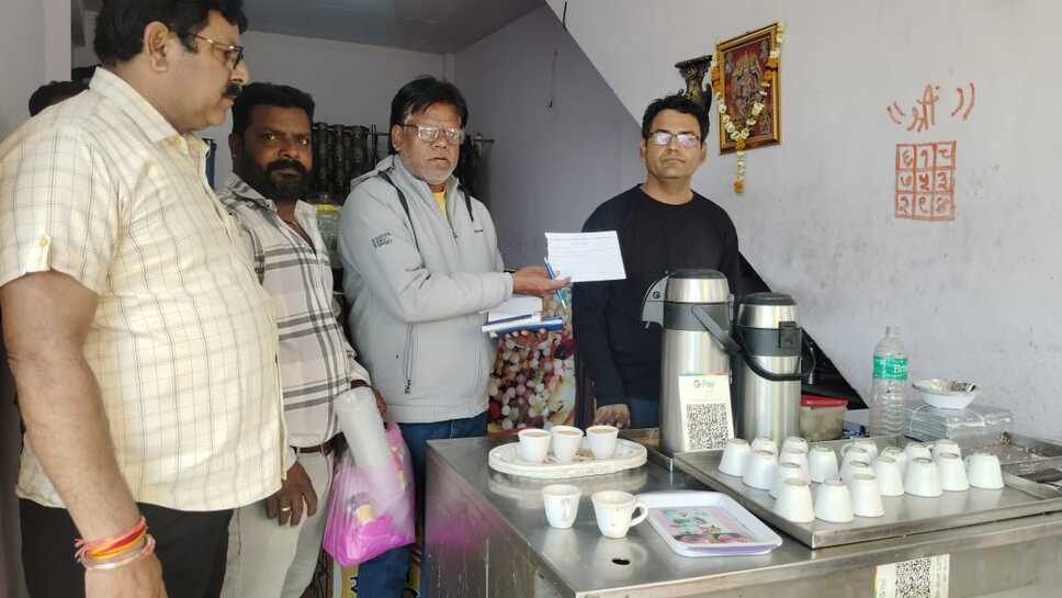 रतलाम / डिस्पोजल उपयोग करने पर 4 चाय दुकानदारों पर जुर्माना