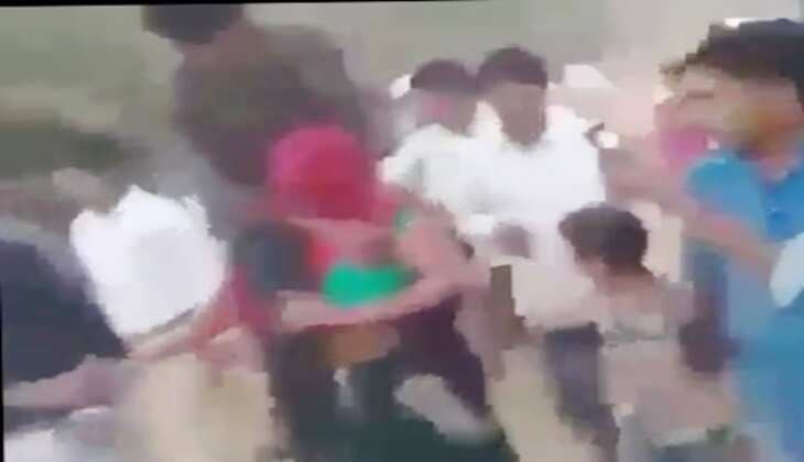 झाबुआ में अमानवीयता : पति को कंधे पर बैठाकर महिला का जुलूस निकाला