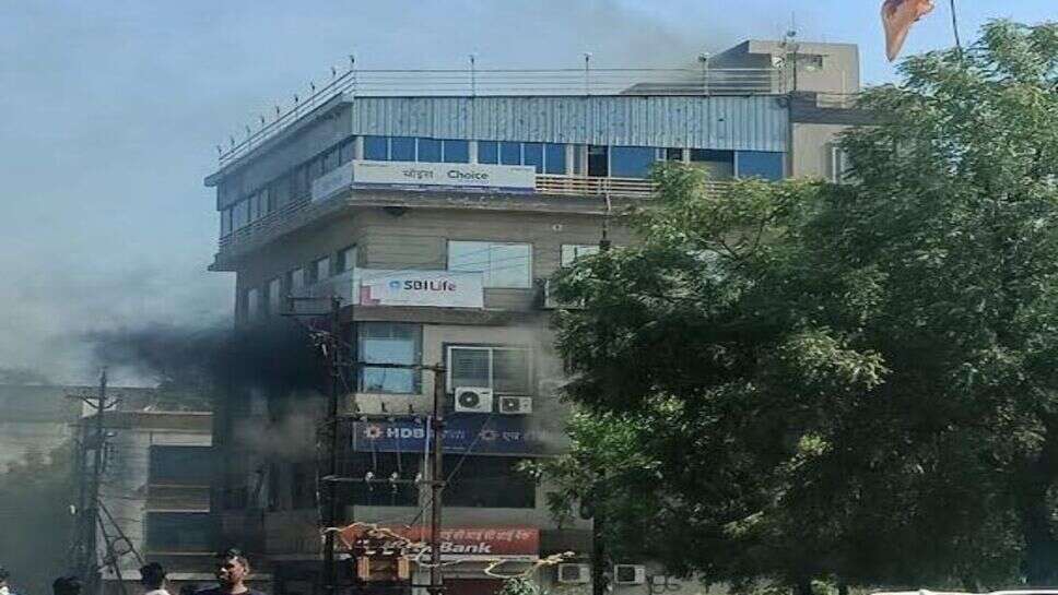 Mandsaur: महाराणा प्रताप बस स्टैंड पर व्यावसायिक परिसर में लगी आग, फसे लोगों को कांच तोड़कर निकाला