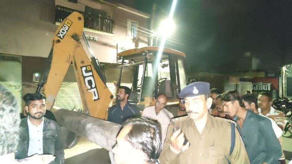 Accident Death : ड़ोंगरे नगर में दिल दहलाने वाला हादसा,जेसीबी की चपेट में आने से चार वर्षीय नन्हा बच्चे की दर्दनाक मौत,आक्रोशित लोगों ने किया चक्काजाम (देखिए विडीयो)