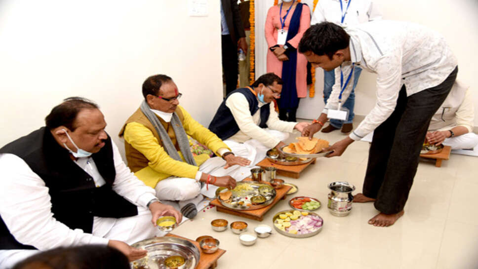 CM Lunch at Poor man: मुख्यमंत्री श्री चौहान ने रतलाम में हितग्राही को गृह प्रवेश कराया और भोजन भी किया<br>हितग्राही ने कहा हमारा सौभाग्य है