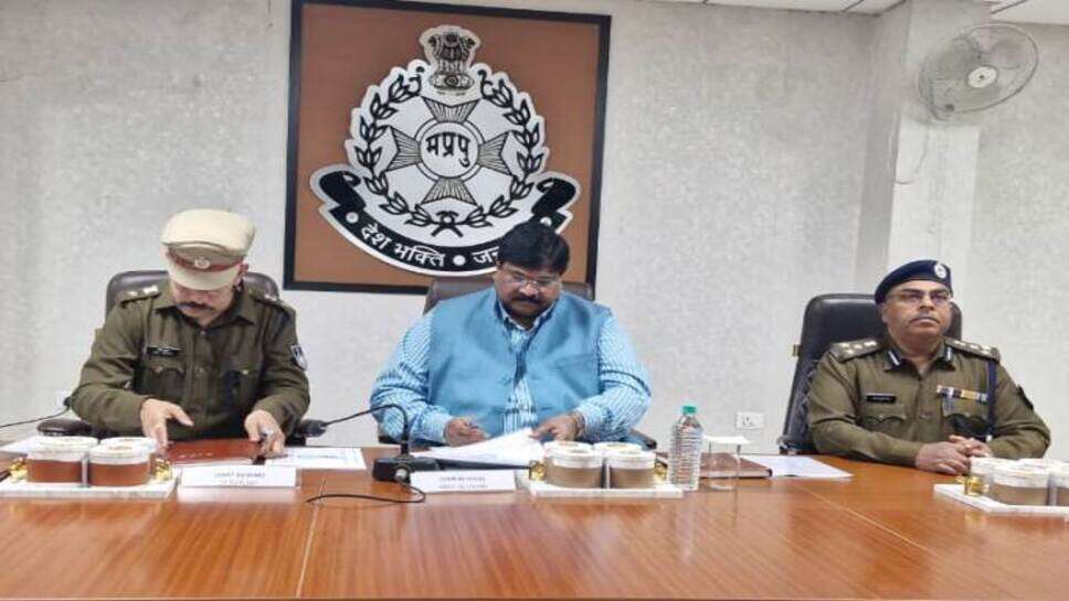 ADGP Meeting : रतलाम रेंज के दौरे पर उज्जैन रेंज एडीजीपी उमेश जोगा,रतलाम पहुंच कर ली अधिकारियों की ली बैठक, कहा- पीड़ित व्यक्ति थाने से निराश होकर नहीं जाए…कर्मवीर योद्धा पदक से अधिकारियों को किया सम्मानित