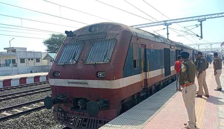 रतलाम से चित्तौड़ के लिए रवाना हुई डेमू एक्सप्रेस का इंजन डिब्बों को छोड़कर आगे बढ़ गया,आधे घंटे तक स्टेशन पर रुकी रही ट्रेन