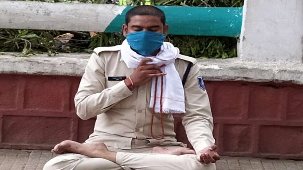 रतलाम जिले में तबादला नहीं होने के कारण आरक्षक अन्न-जल त्याग कर बैठा धरने पर