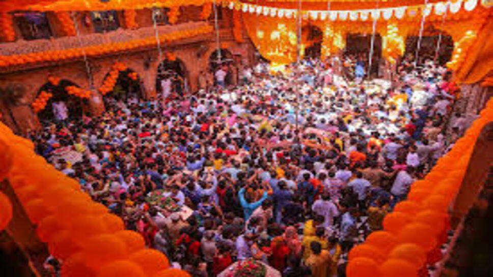 Vrindavan News : बांके बिहारी मंदिर में बड़ा हादसा, मंगला आरती में भीड़ के दबाव में दो श्रद्धालुओं की मौत