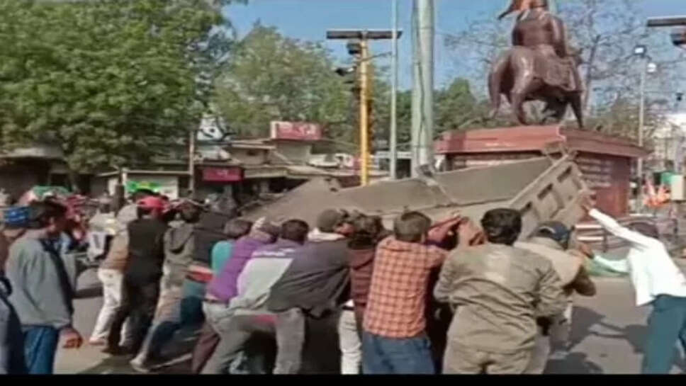 रतलाम / आरटीओ विभाग की बड़ी लापरवाही से हुआ हादसा, शहर के मुख्य चौराहे पर तेज रफ्तार बस की टक्कर से युवक की मौत