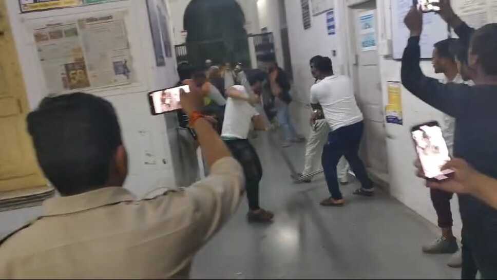 Hospital Fight : रतलाम- सरकारी अस्पताल के परिसर में आपसी रंजिश को लेकर दो गुटों में जमकर चले लाठी डंडे,पुलिसकर्मी बनाते रहे विडियो(देखिए लाइव वीडियो)