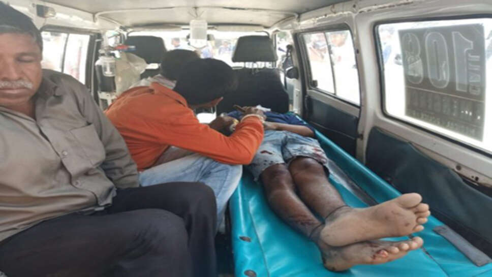 मेघनगर में स्कूल के सामने खड़े बच्चों को बस ने रौंदा