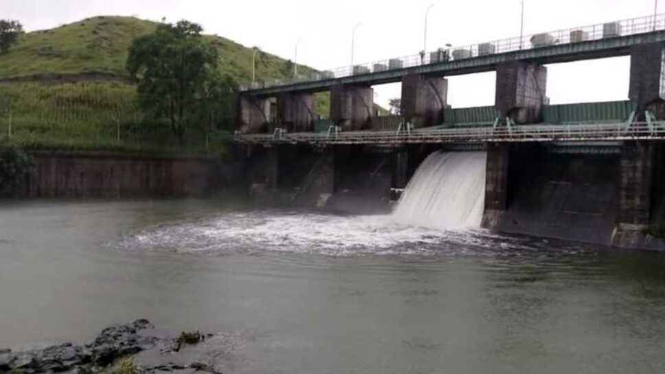 रतलाम शहर की प्यास बुझाने वाले धोलावाड़ बांध का एक गेट खोल गया, झामण नदी में जाने को लेकर प्रशासन ने जारी की चेतावनी