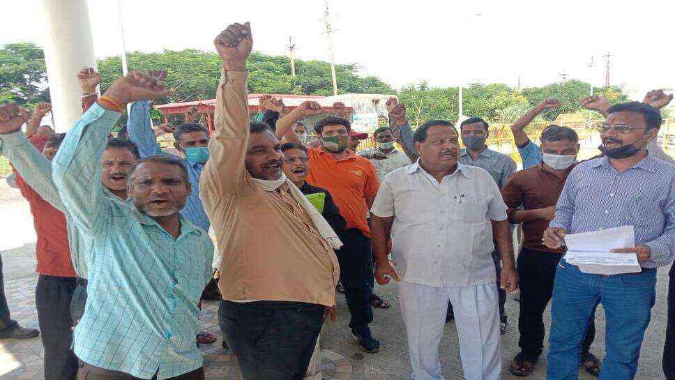 Labor Memorandum : प्रभारी जिला श्रम पदाधिकारी भानु प्रताप सिंह की नकारात्मक भूमिका की लेकर श्रमिकों ने दिया ज्ञापन