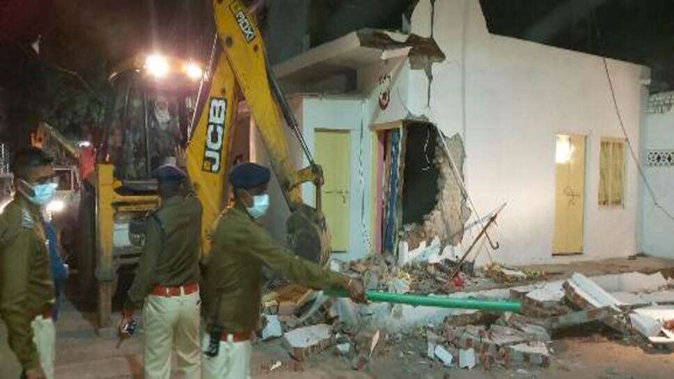 Encroachment Demolished : गोलीबारी मामले में प्रशासन की बडी कार्यवाही,गोली चलाने वाले के घर पर चला सरकारी बुलडोजर (देखें लाइव विडीयो)