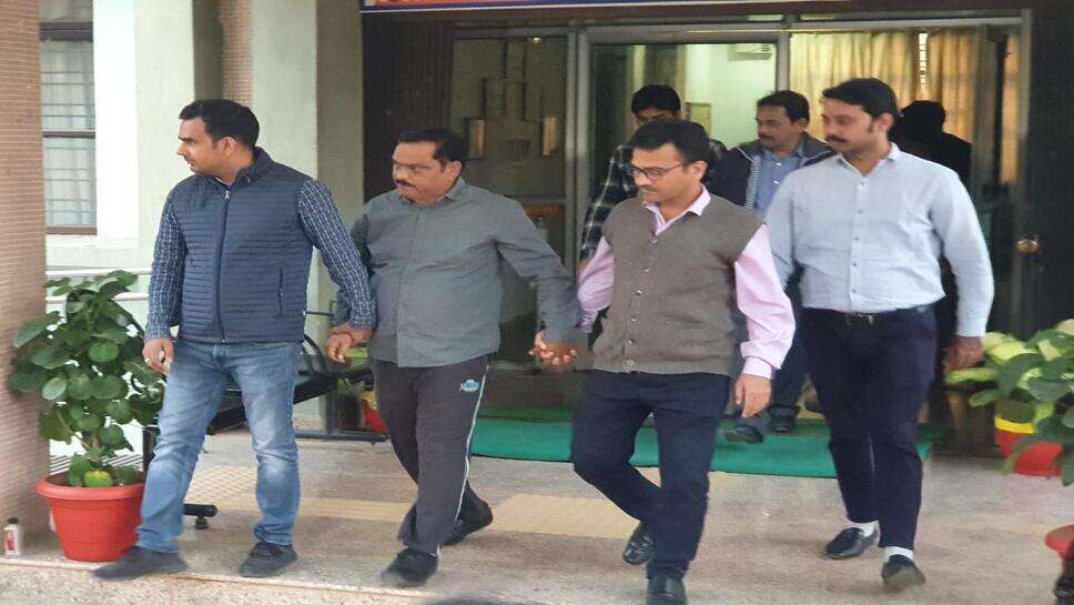 CBI Raid - सीबीआई ने मंदसौर के रिश्वतखोर आयकर अधिकारी को पांच लाख की रिश्वत लेते रंगे हाथो गिरफ्तार किया