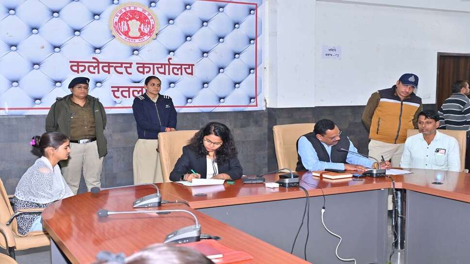रतलाम / बिना परमिट, टेक्स व फिटनेस के चल रही गाड़िया, जनसुनवाई में आई 48 शिकायते, निराकरण के लिए विभागों को दिए निर्देश