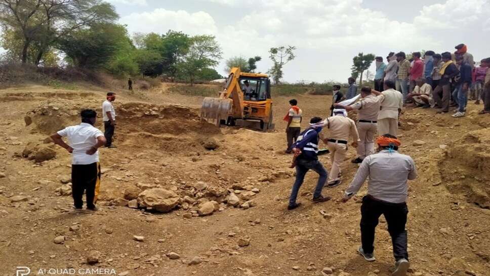 नीमच जिले में मिट्टी की खदान में दबने से एक महिला की मौत, एक गंभीर