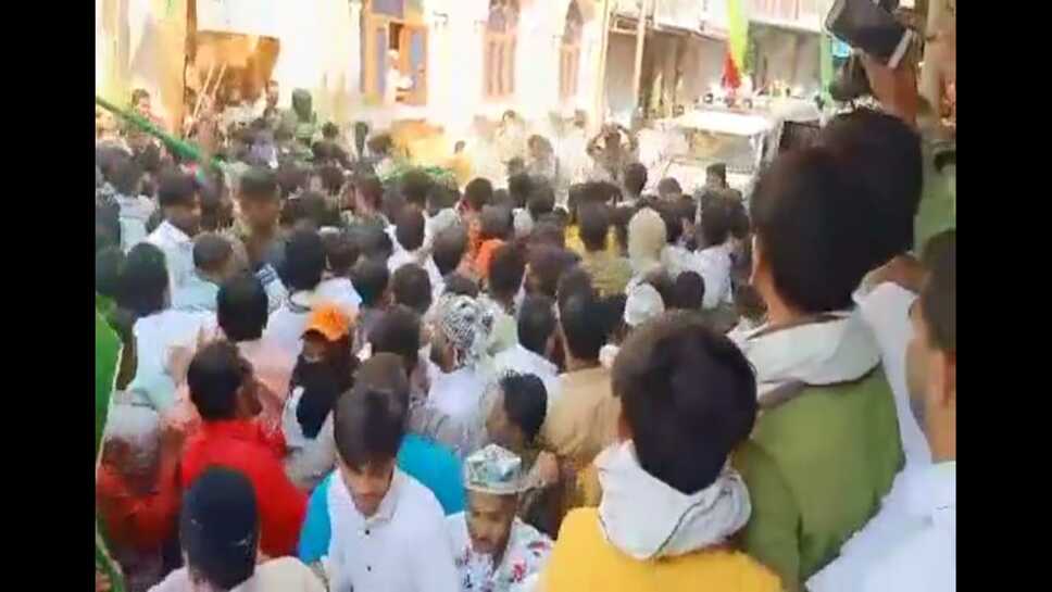 Eid Miladunnabi/मप्र: निषेध क्षेत्र से ईद मिलादुन्नबी के जुलूस निकालने पर दौरान हालत बिगड़े, माहौल बिगडने पर पुलिस ने चलाई लाठी:देखिये वीडियो