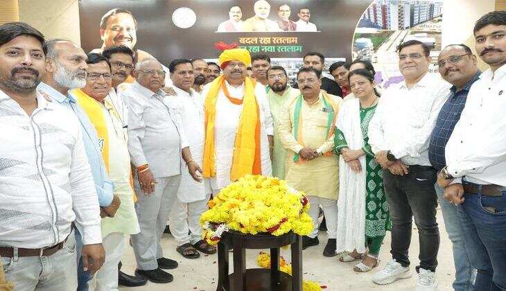 Mega Industrial Park : प्रधानमंत्री द्वारा 460 करोड़ के मेगा इंडस्ट्रियल पार्क की आधारशिला रखते ही रतलाम में छाया उल्लास;जोरदार आतिशबाजी कर किया विधायक चेतन्य काश्यप का अभिनंदन