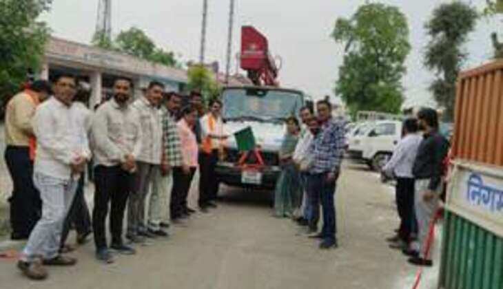 रतलाम / शहर की स्ट्रीट लाईटों का संचालन व संधारण का कार्य होगा त्वरित गति से, महापौर प्रहलाद पटेल ने नियुक्त कम्पनी के वाहनों को दिखाई हरी झण्डी, स्ट्रीट लाईट संबंधी शिकायत के किए नम्बर जारी